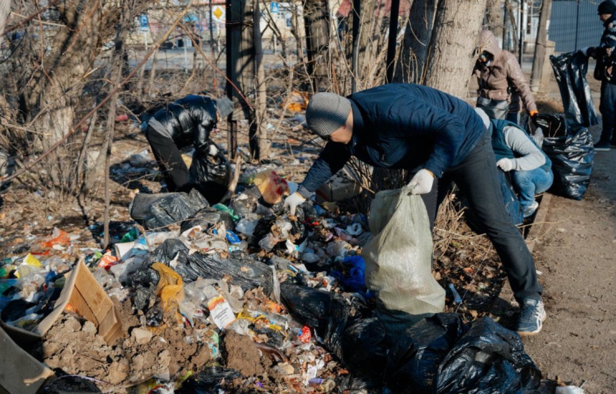 Тазару күні: в Уральске активисты «Жастар Рухы» собрали 40 мешков мусора