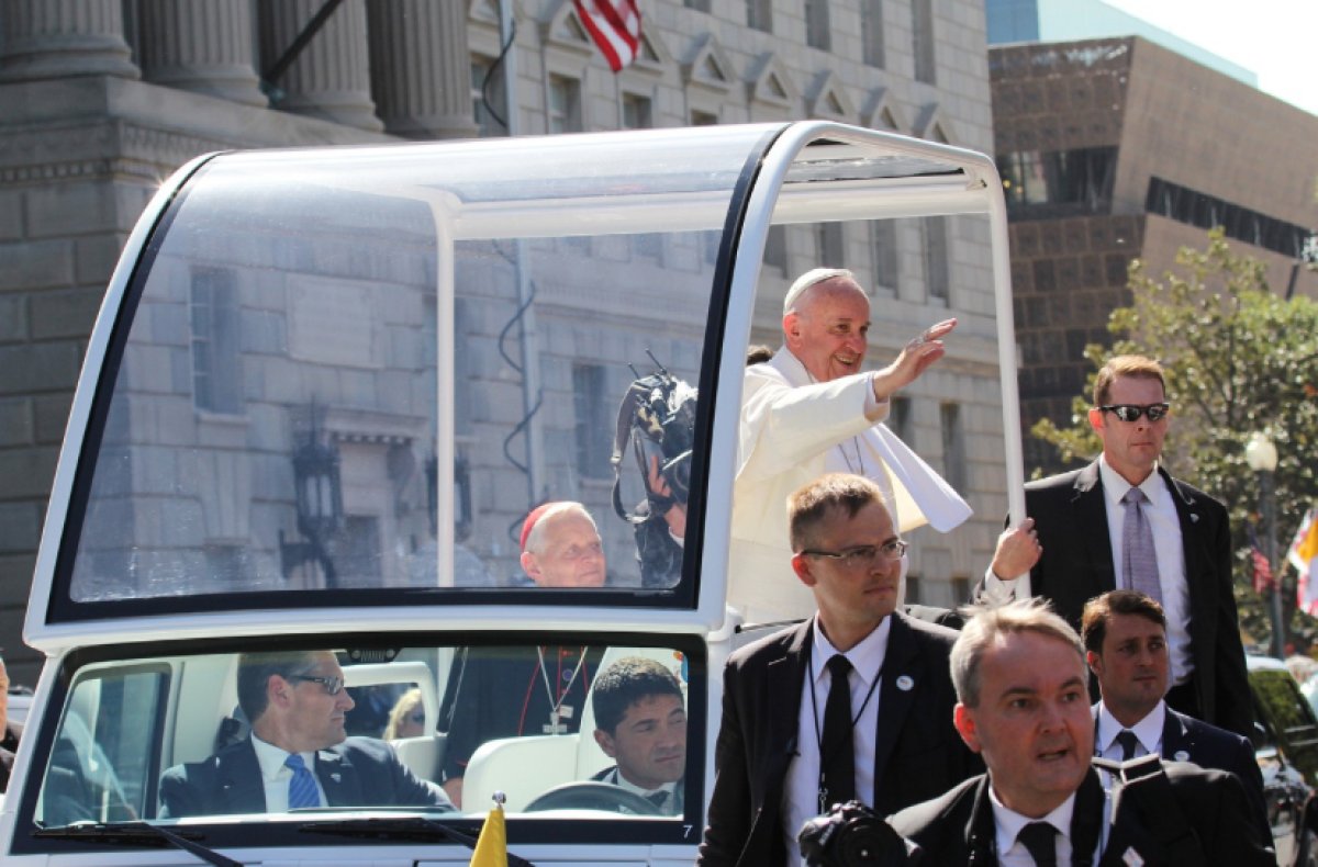 Папа Римский Франциск впервые появился на публике после госпитализации в феврале