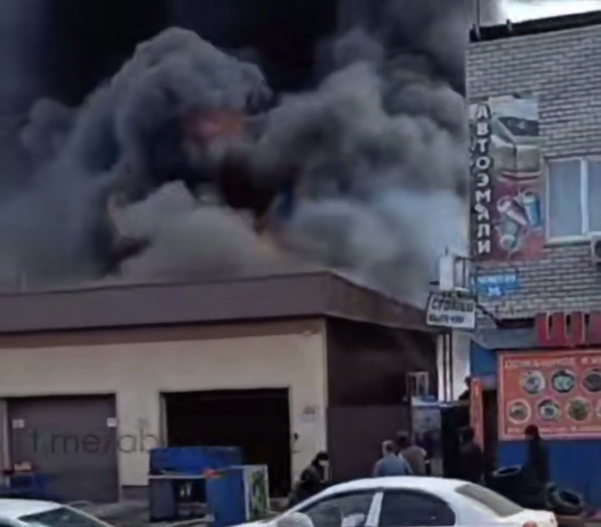 Крупный пожар в магазине автомасел тушат в Семее