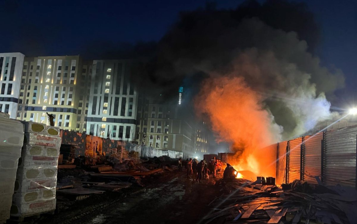 Гвардейцы тушили пожар на стройке в Астане