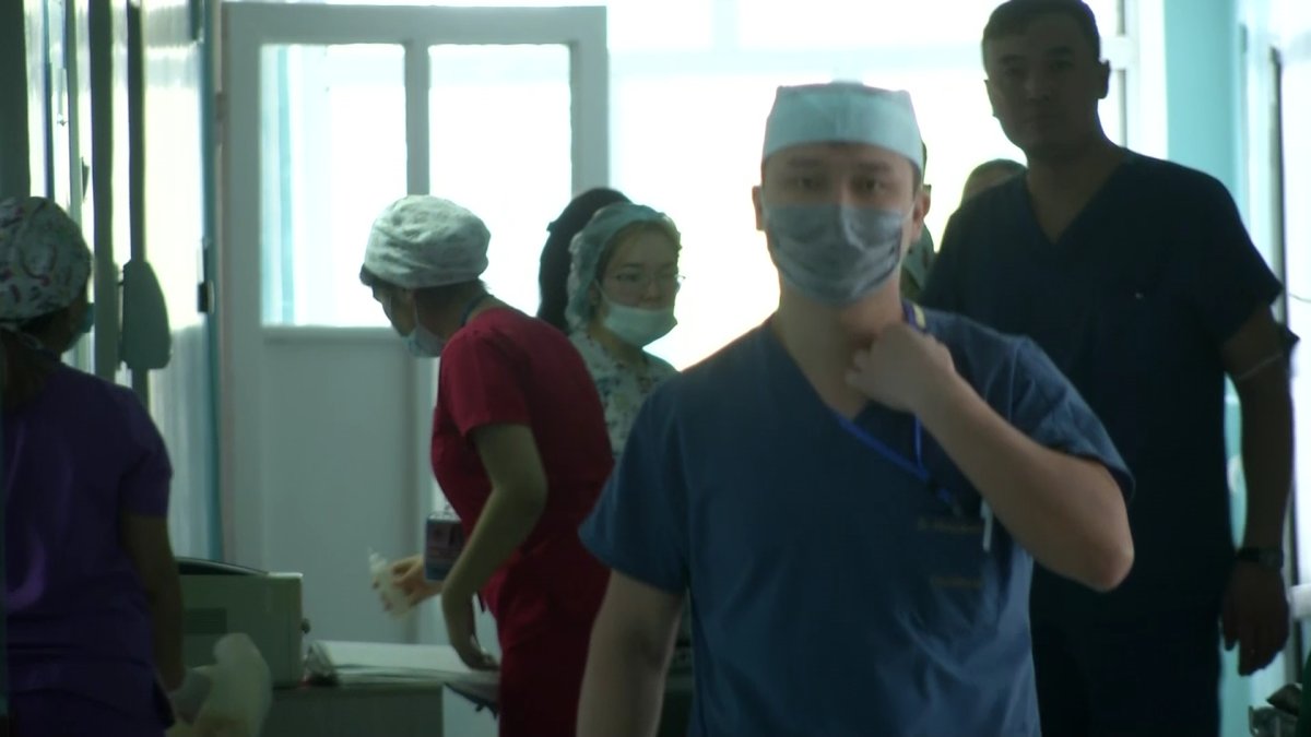 Ақтөбеде полиция қызметкері табелдік қарумен жанындағы адамды атып алды