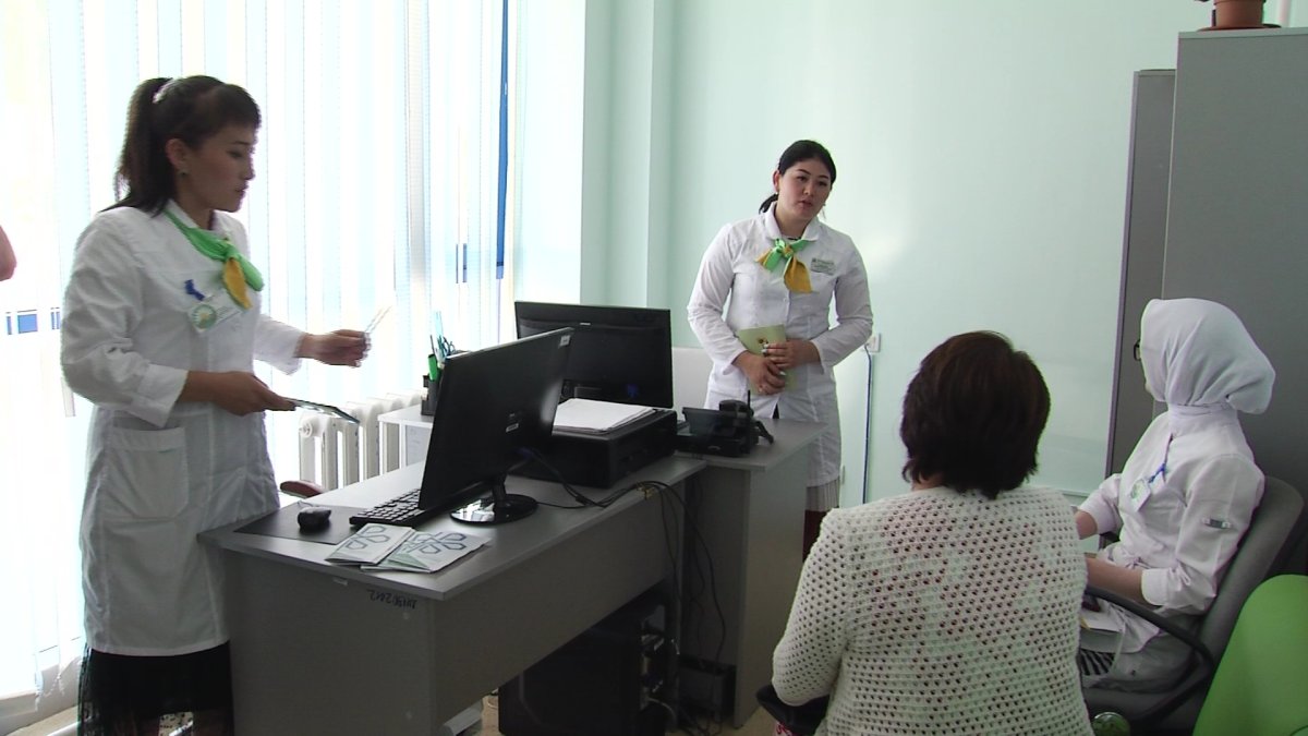 «Жүріп бара жатқан көлікті жол бойында жөндеуге мәжбүрміз», - депутат