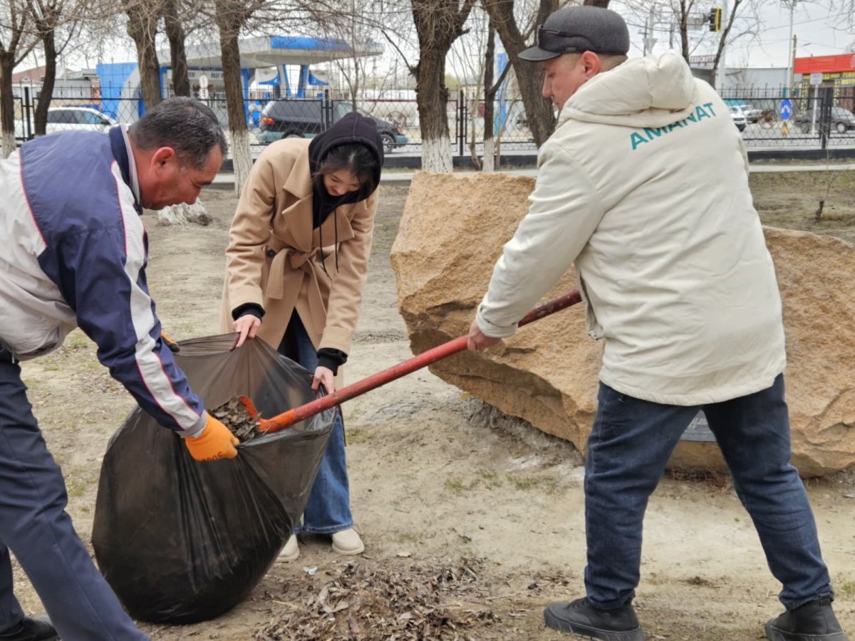 Парки, улицы, дворы одиноких пенсионеров очистили в рамках акции аманатовцев «Таза бейсенбі»