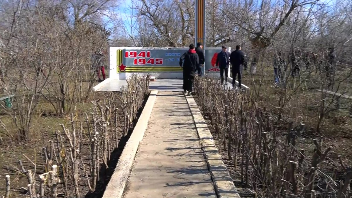 Территорию памятника «Вечная память павшим героям» очистили от мусора в Алматы