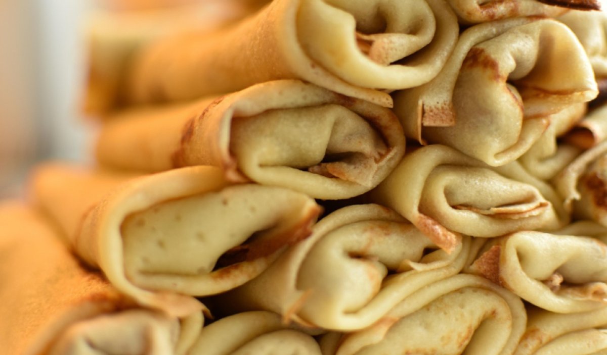 «Запихивала в горло»: женщина умерла после поедания блинов на скорость