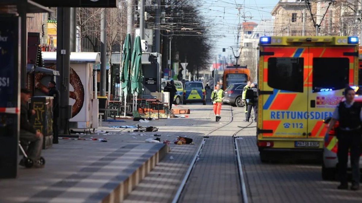 Автомобиль въехал в толпу в Германии
