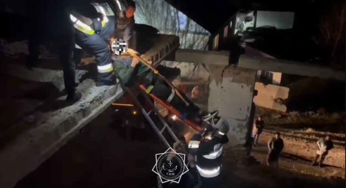 Бетонная плита упала на подростка в заброшенном здании в области Жетысу