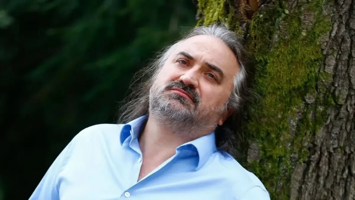 Танымал түрік әншісі саханада есінен танып, кейін көз жұмды