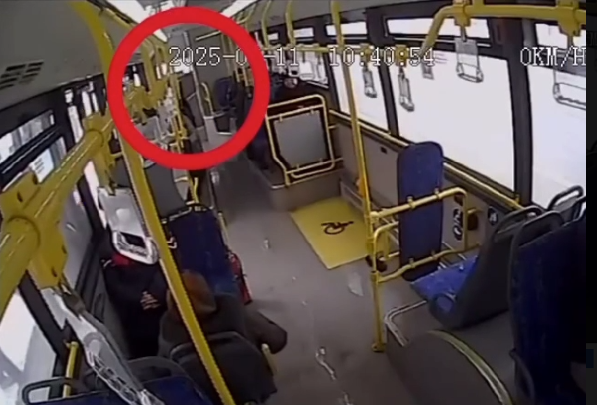 Телефон украли из кармана мужчины в Астане, пока он спал в автобусе.