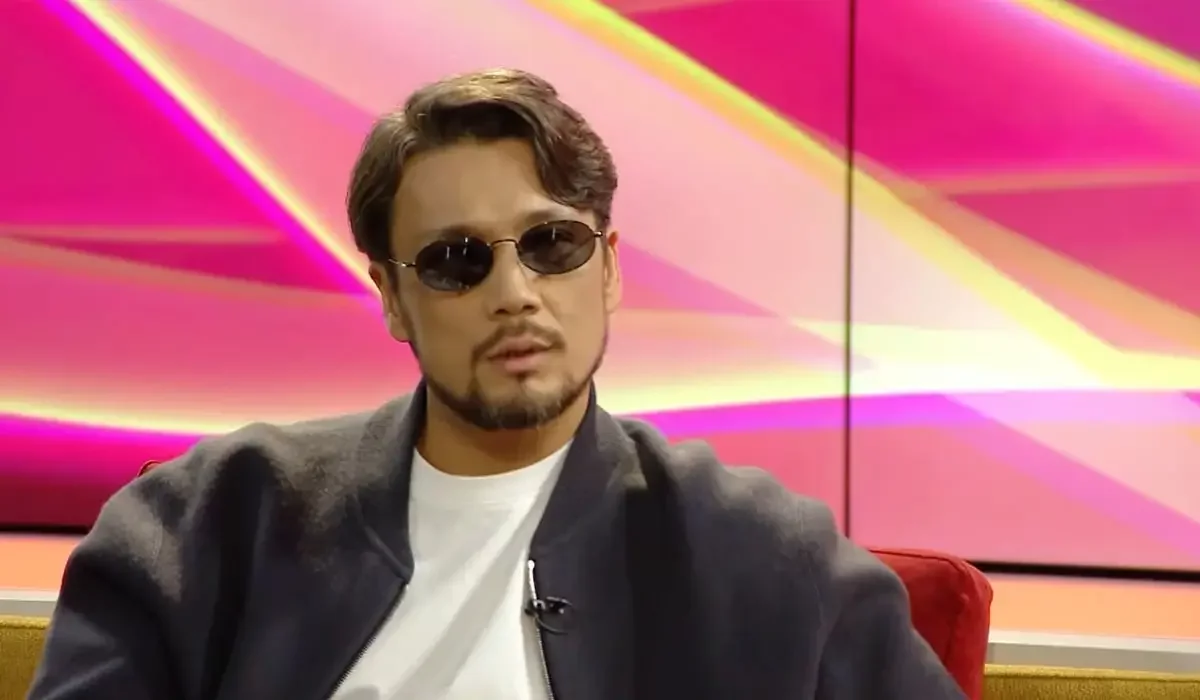 «24 сағат сені ойлаймын»: Дастан Оразбеков өмірден адасып жүргенінде анасы құтқарғанын айтты