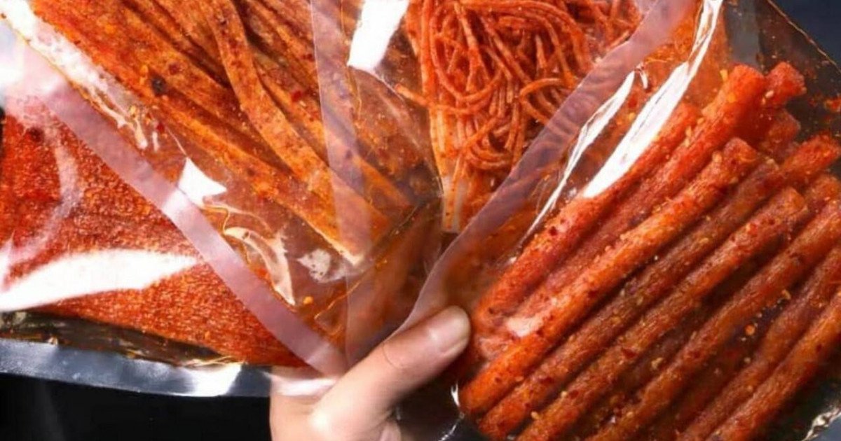 "Көптеген зиянды қоспалар бар": оқушылар жаппай уланған қытайлық снектердің неден жасалатыны белгілі болды
