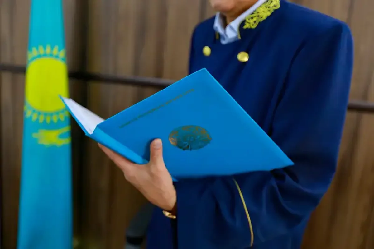 Щучинск қаласында асырап алған баласын азаптап өлітіріп, оның өлімін жасырып келген әйел мен әже сотталды