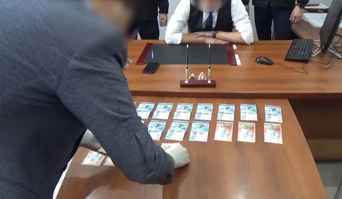 БҚО-да шенеунік кәсіпкерге жағдай жасап, пара алғаны үшін 7 жылға сотталды