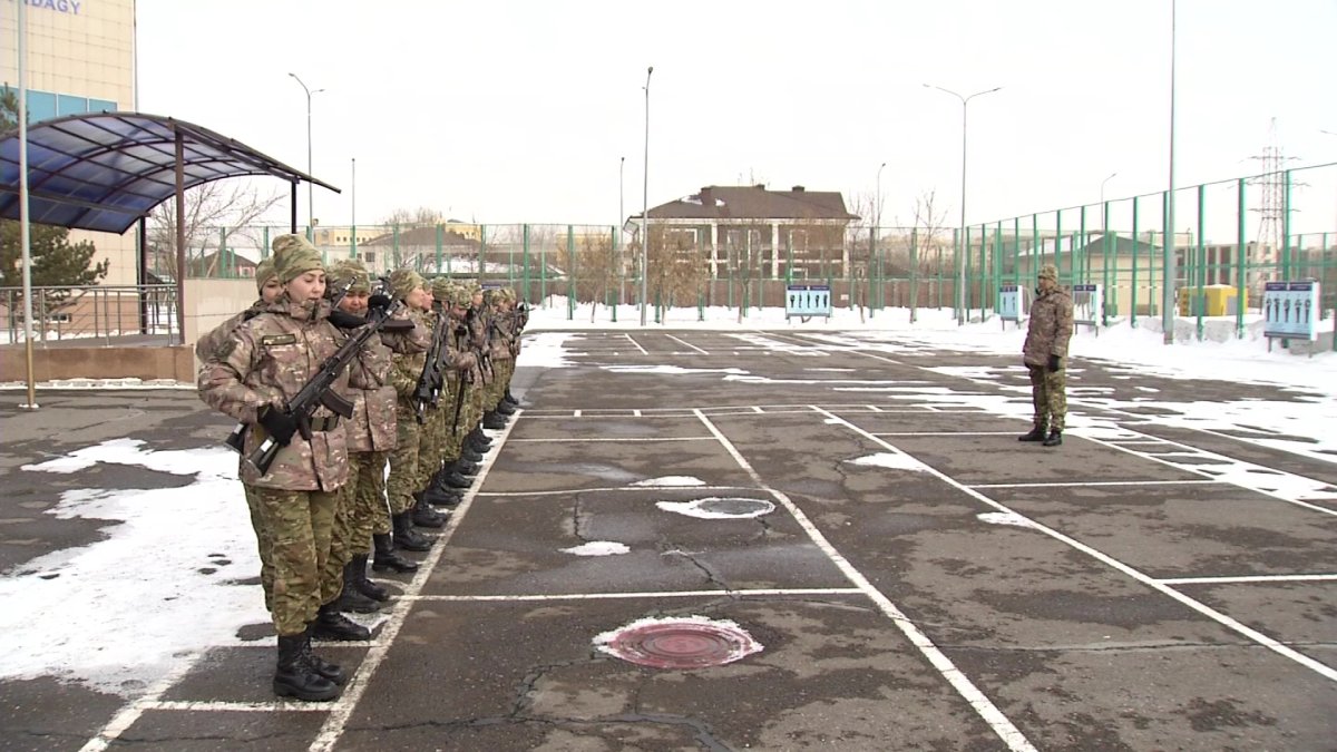 Ақмола гарнизонының әйел-әскери қызметшілері шеруге дайындалып жатыр