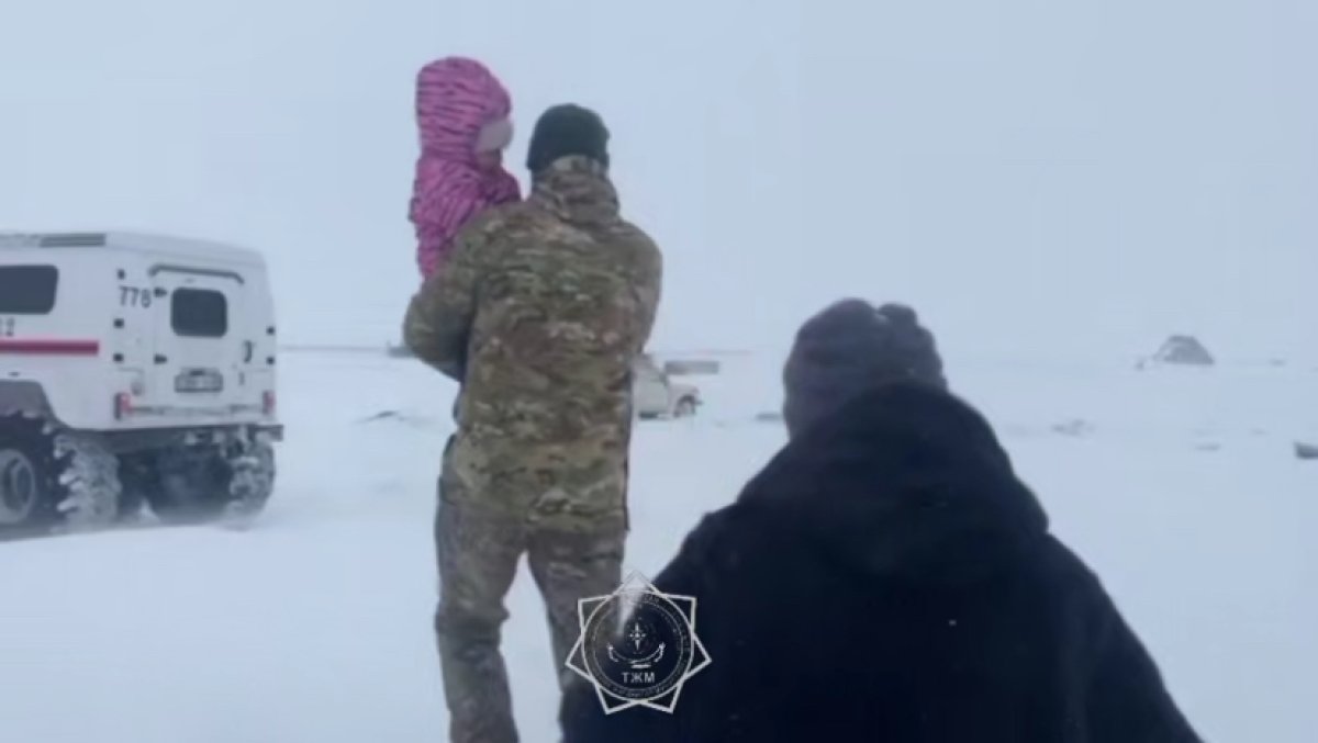 Непогода в Актюбинской области: трёхлетнего ребёнка пришлось везти в больницу на вездеходе