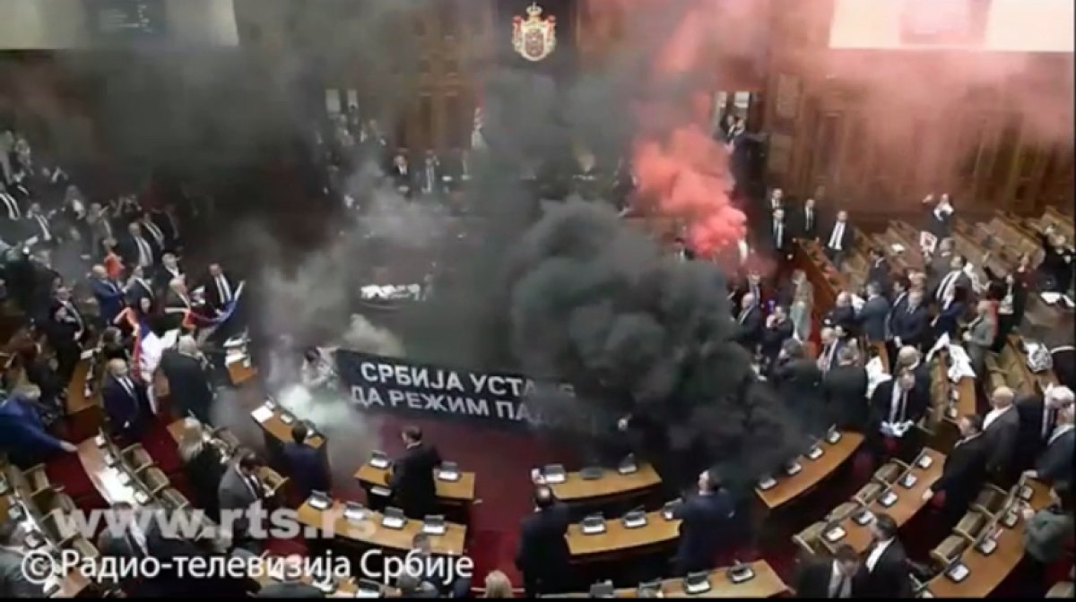 В ЕС обеспокоены беспорядками в парламенте Сербии