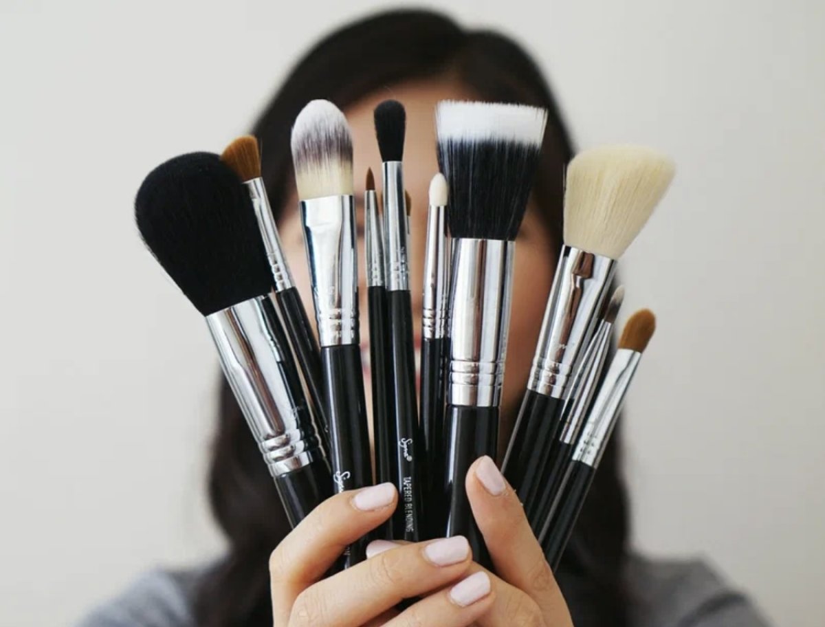 Заключенных научили делать макияж в колонии Караганды