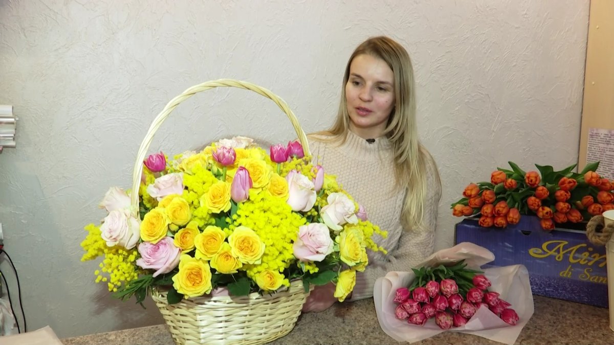 "Я купил фоторамку": какие подарки выбирают казахстанские мужчины для своих любимых к 8 марта