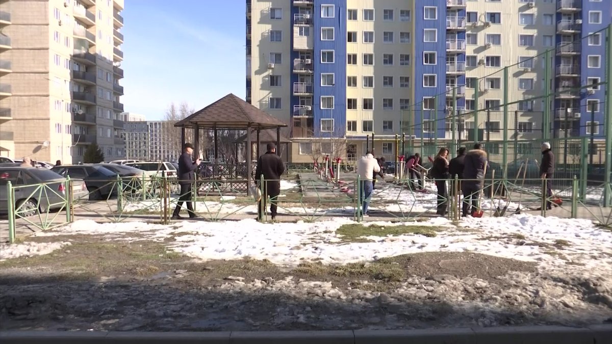 Участники эко-акции «Таза бейсенбі» очистили дворы многоэтажных домов в Шымкенте