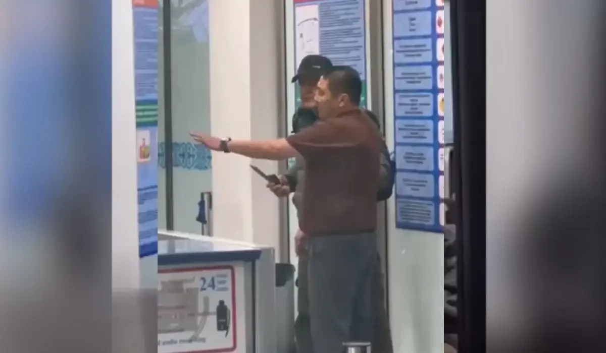 «Президент бәрін біледі»: Тоқаев әуежайда әйелді құтқарған ер адамға награда беруді ұсынды