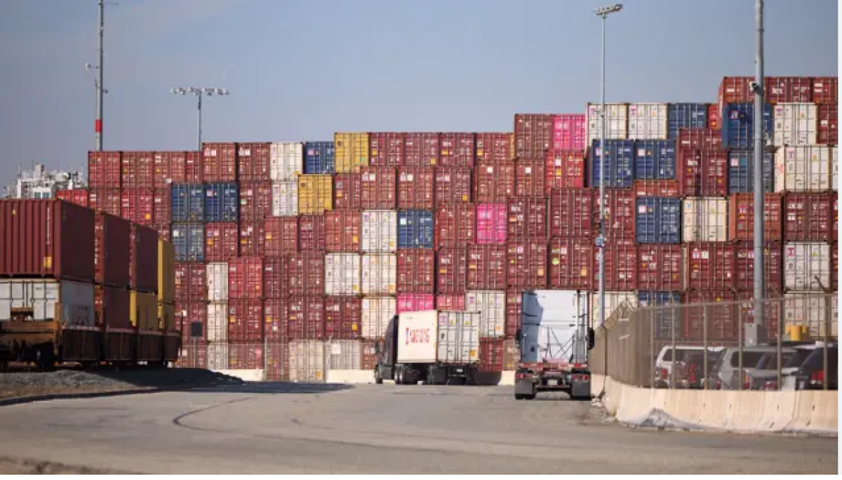 Дональд Трамп на месяц отложил начало действия пошлин на некоторые товары из Канады и Мексики