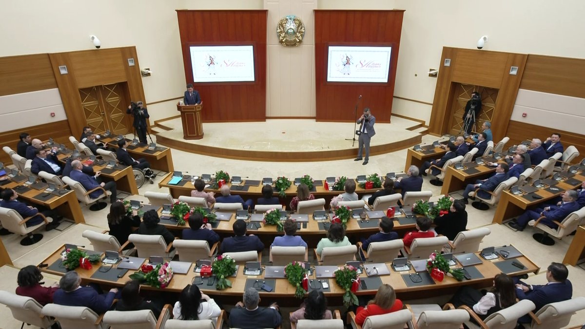 Мәжіліс спикері әйел депутаттарды көктем мерекесімен құттықтады