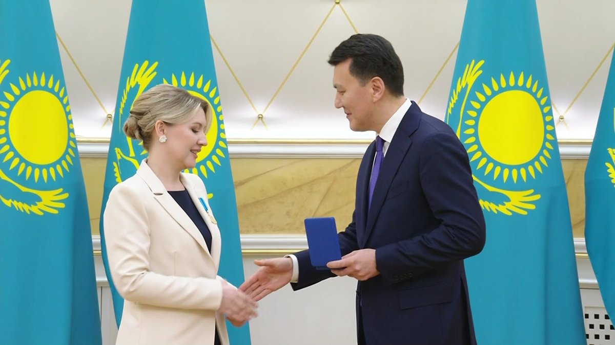 Накануне Международного женского дня Ерлан Карин поздравил и наградил ряд членов Национального курултая