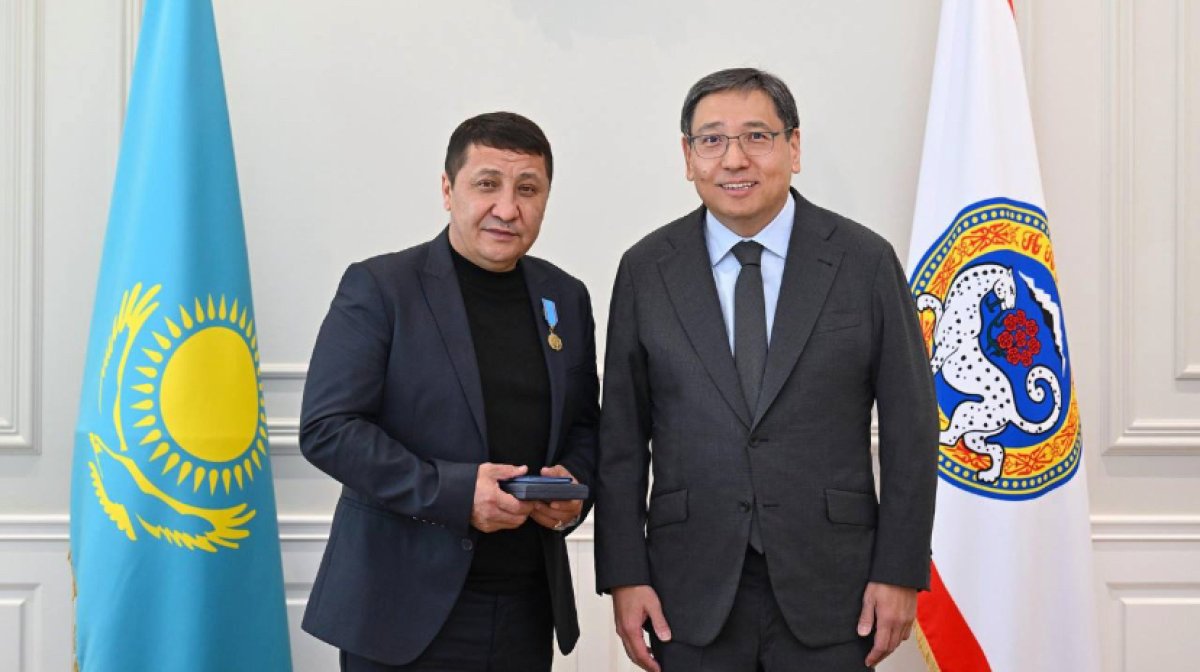 Захват заложницы в аэропорту Алматы: Досаев наградил героя