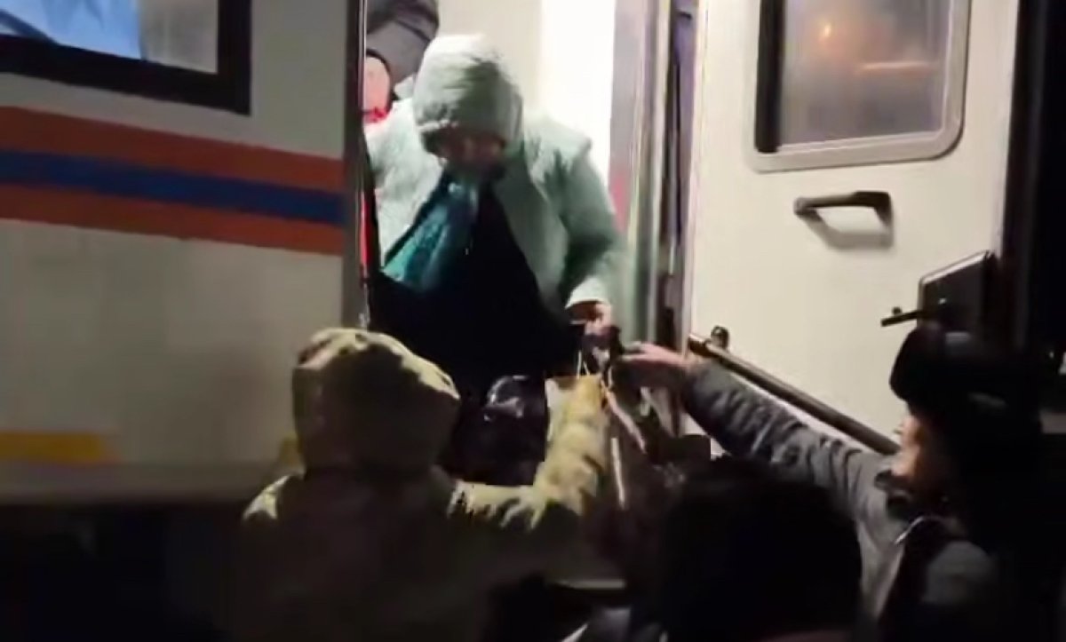 Больше сотни пассажиров автобусов эвакуировали с закрытой трассы в Туркестанской области