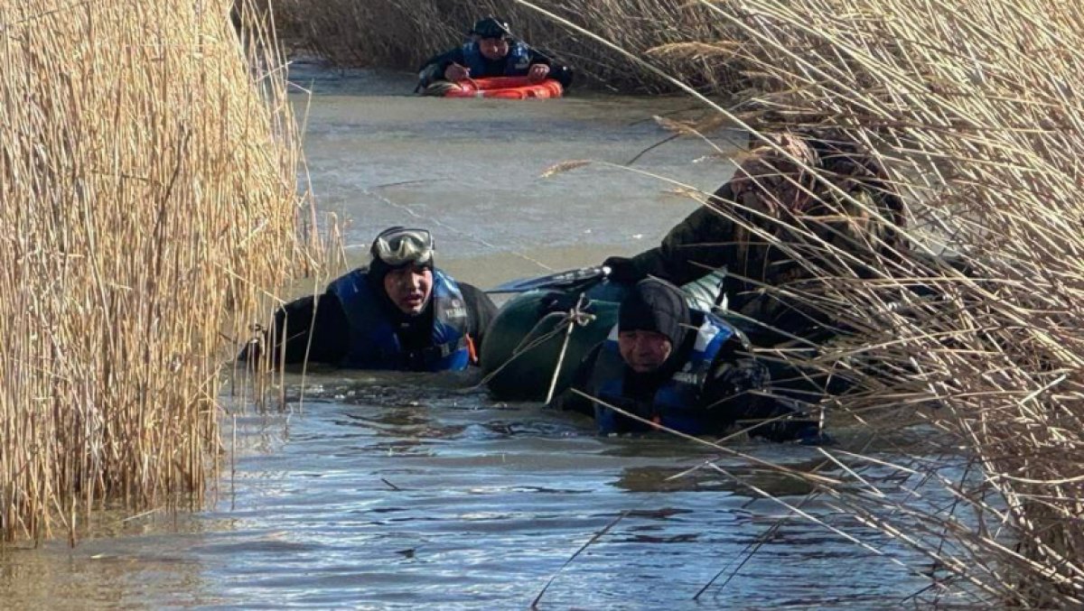 Охотника на лодке унесло в камыши на озере Аулиеколь: мужчина чуть не замёрз