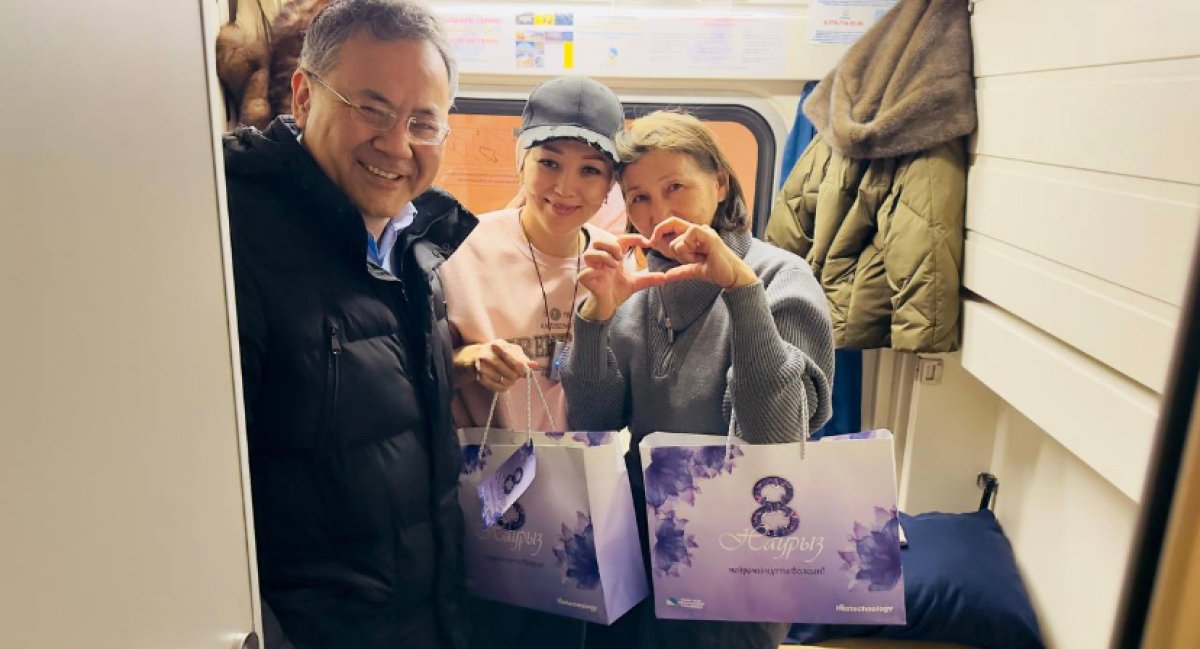 Женщин одарили цветами и презентами в казахстанских поездах