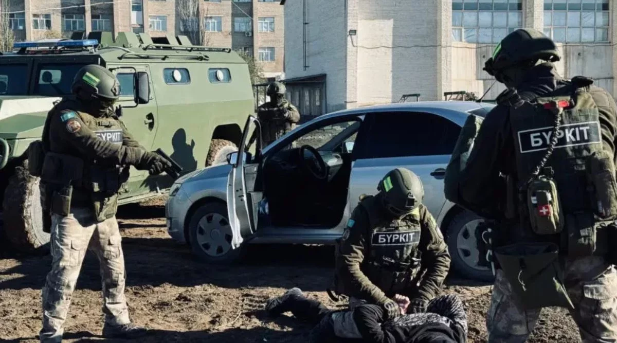 Петропавлда ер адам көшедегі адамдарды қарумен қорқытқан