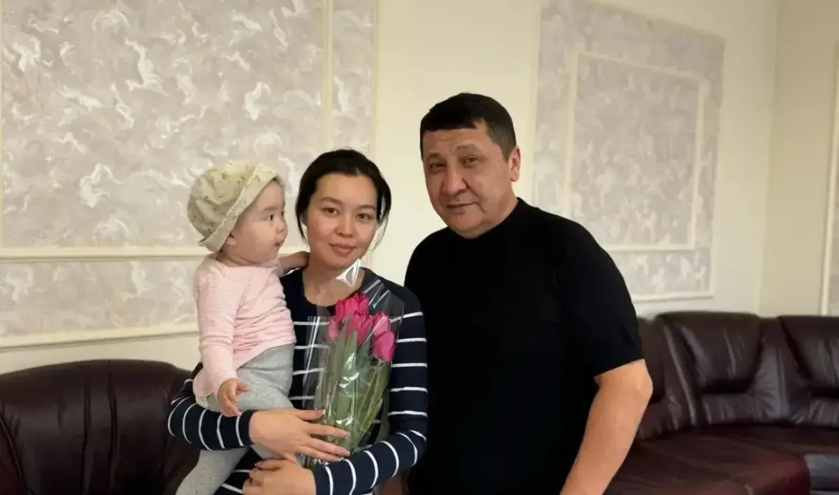 Алматы әуежайында кепілдікке алынған қыз құтқарушысымен кездесті