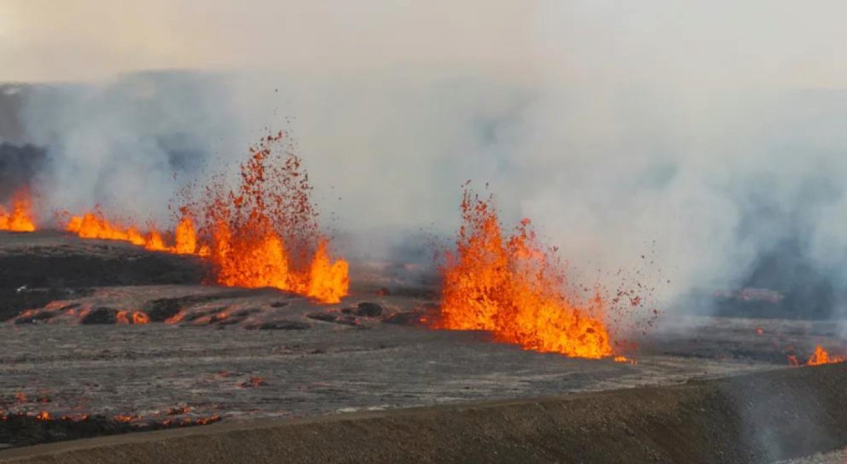 В Исландии людей эвакуировали с популярного курорта из-за извержения вулкана