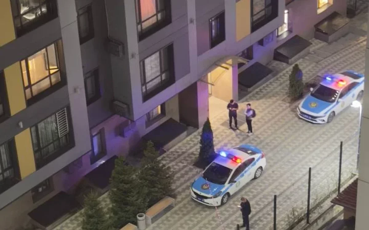 Алматыда жас жігіт көпқабатты үйден құлап, мерт болды