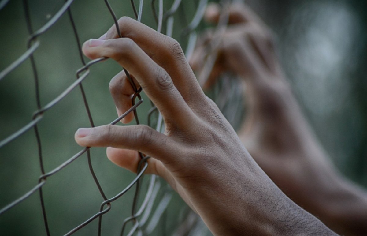 Студент пытался перебросить в колонию смартфоны в Усть-Каменогорске