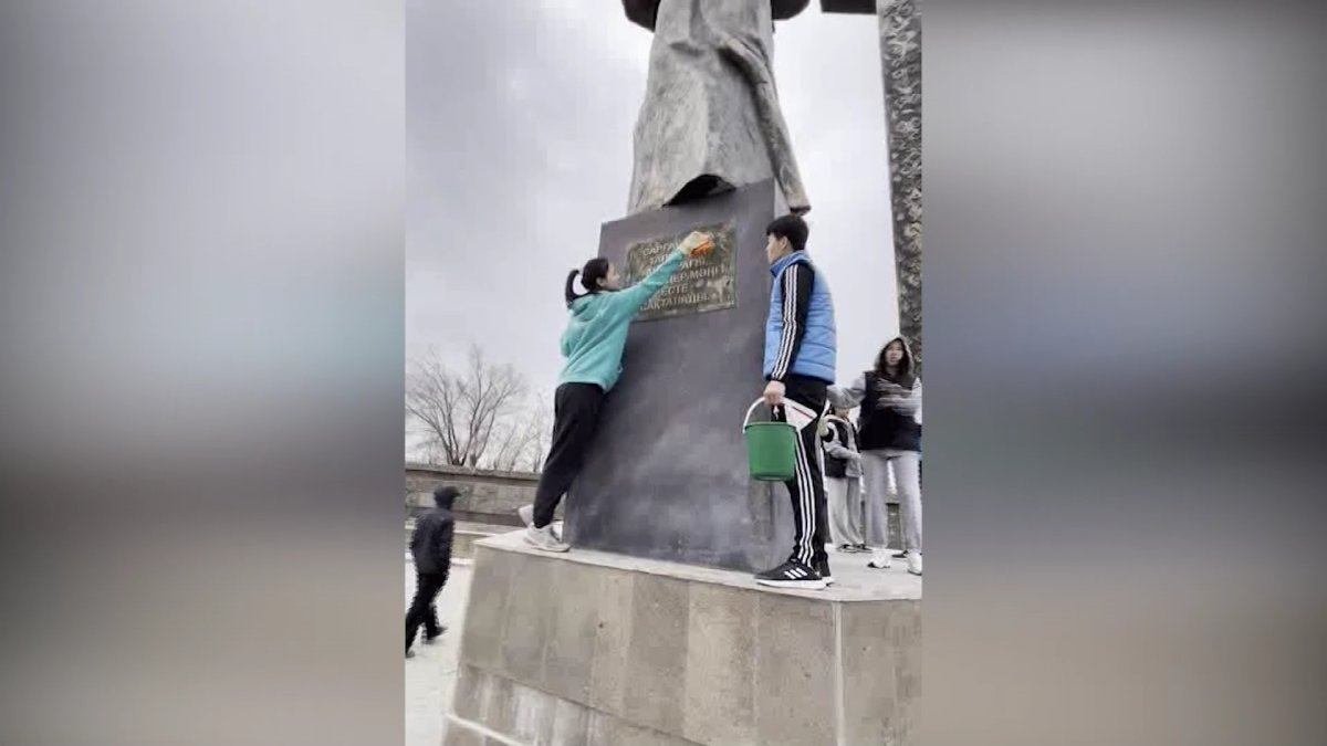 Ақтөбенің Хромтау ауданында белсенді жастар “ Отан-Ана” монументін ретке келтірді