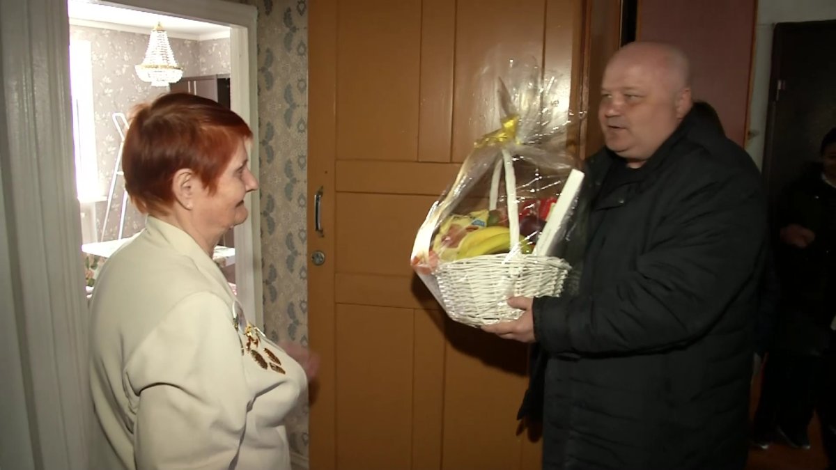 Еріктілер "Ардагерлерді ардақтайық" жобасы аясында жалғызбасты зейнеткерлердің ауласын тазалады