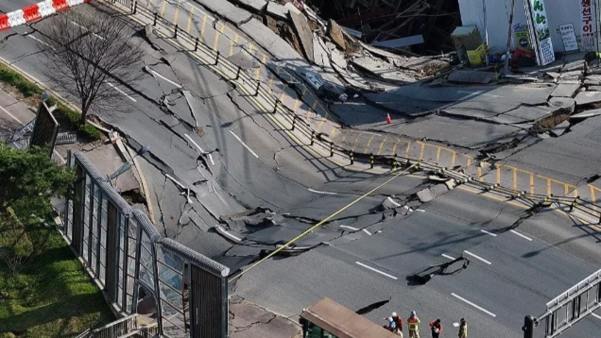 Метро салынып жатқан: Оңтүстік Кореяда жол опырылды