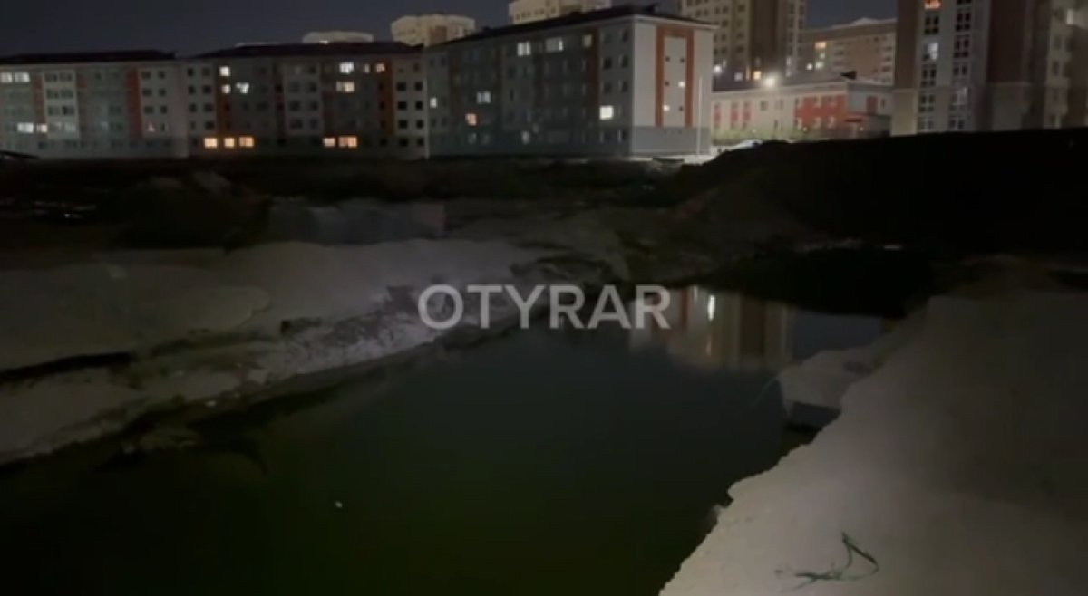 Первоклассник провалился в неогороженный котлован с водой и погиб в Шымкенте