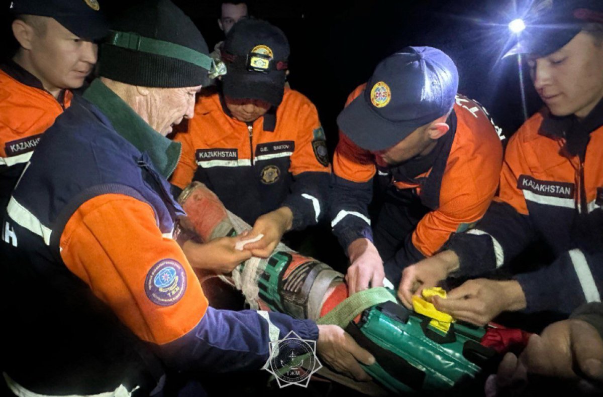 Сломавшего ногу туриста 10 километров несли на носилках сотрудники МЧС