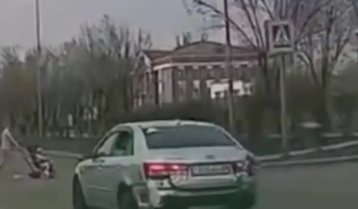 Арбаны итеріп жіберіп, баласын аман алып қалған: Қарағандыда ана мен баланы көлік қағып кетті