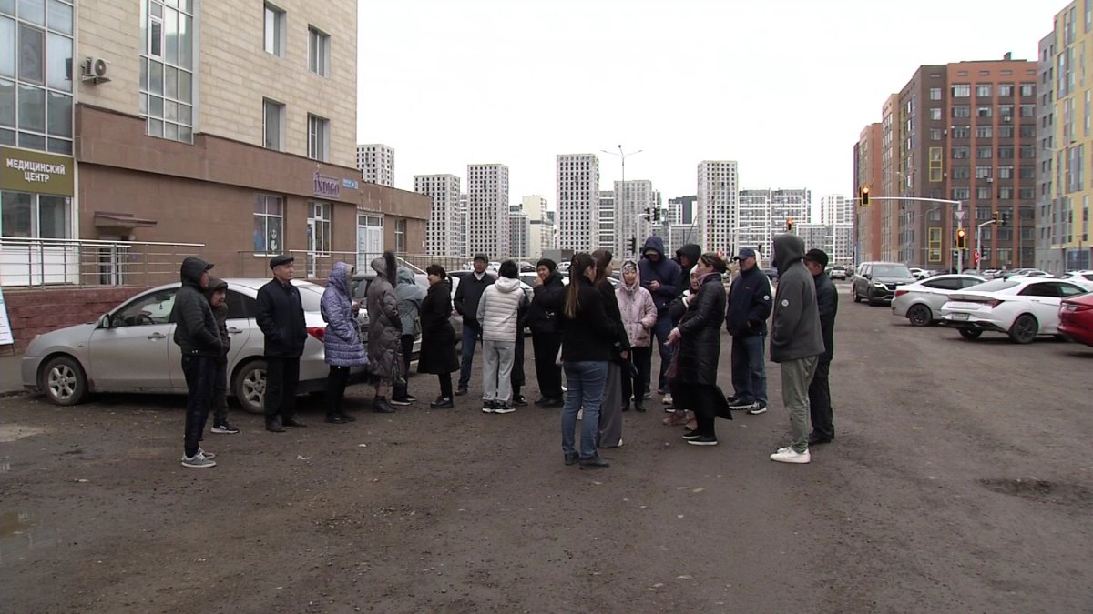 "Как швейцарский сыр": астанчане жалуются на плохие дороги рядом с домами