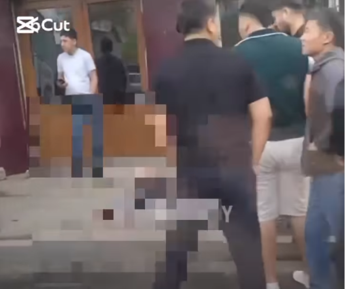 Сорвавшийся с буксировки автобус убил пешехода в Алматы