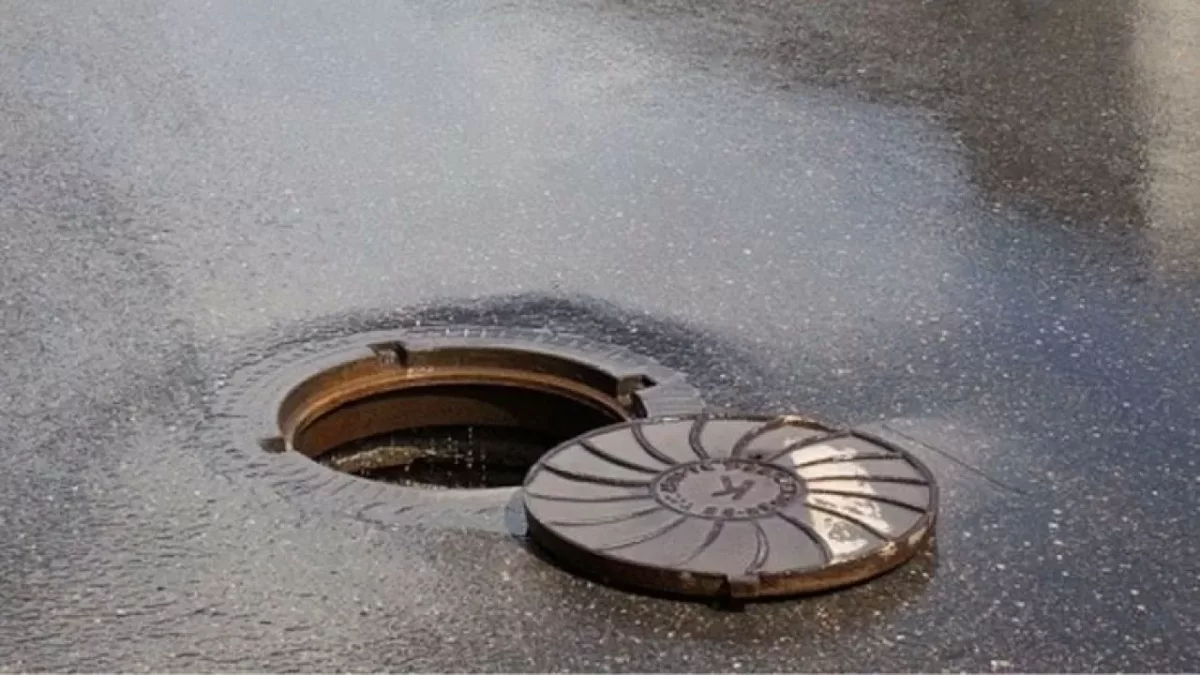 Шымкентте кәріз шұңқырына түсіп, мерт болған баланың туыстары әкімдікке шүйлікті