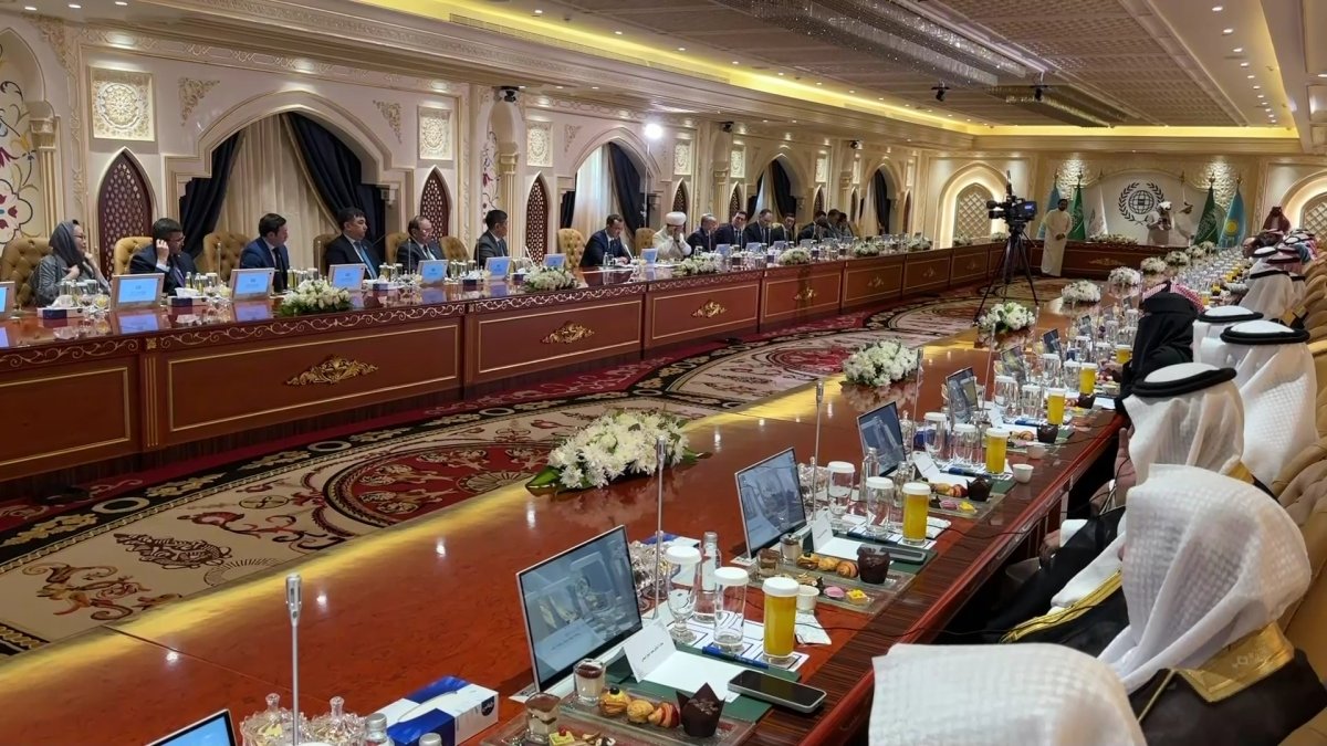 "Дін көшбасшыларының күш-жігерін біріктіру және рухани дипломатияның әлеуетін тиімді пайдалану аса маңызды", - М.Әшімбаев