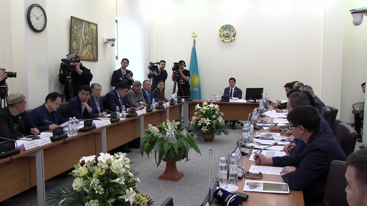 Депутаттар Димаш Құдайбергенге қолқа салды