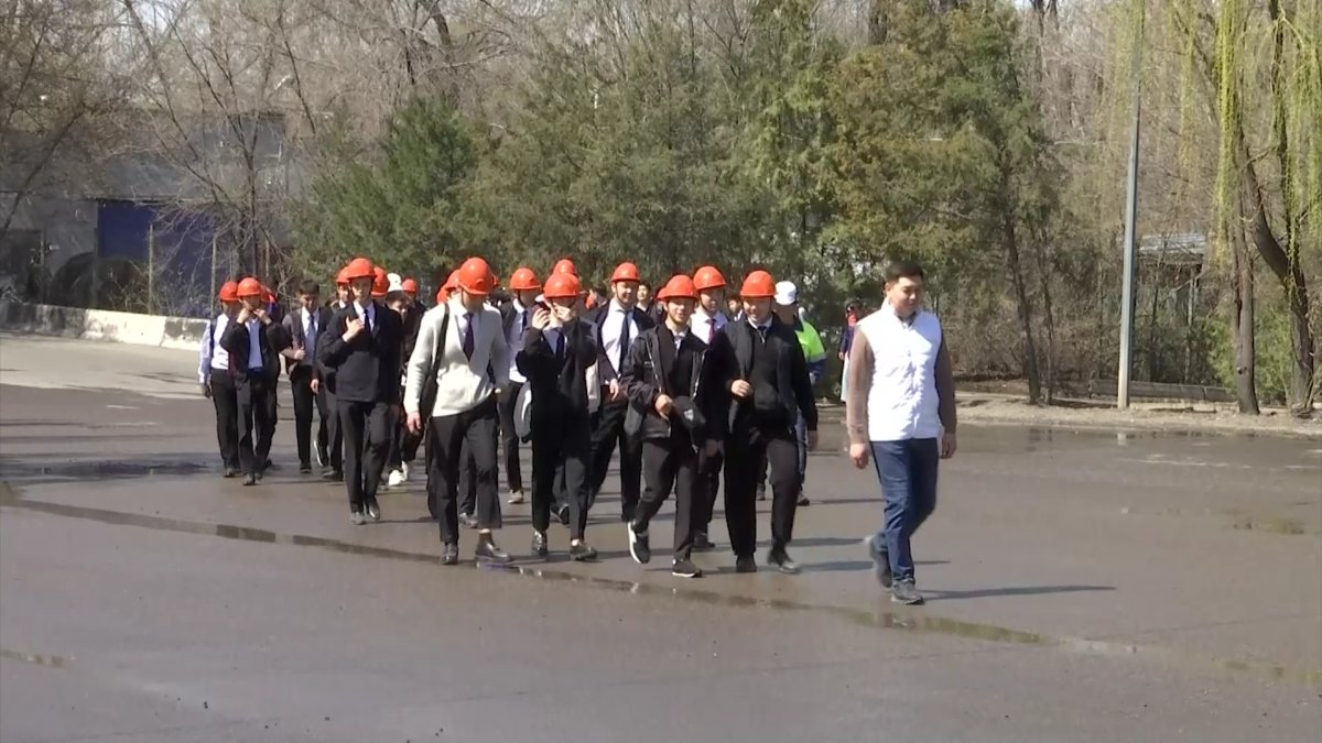 С работой предприятия по выпуску асфальтобетонных смесей ознакомились студенты в Алматы
