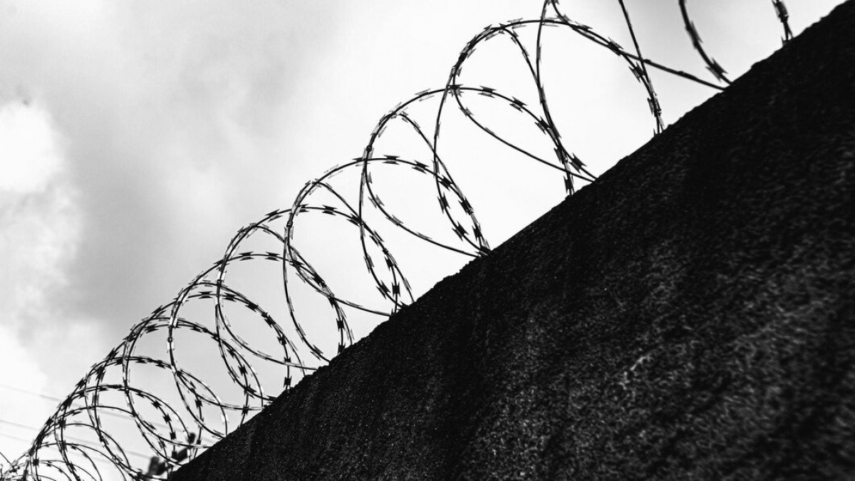 Францияда бірнеше түрмеге шабуыл жасалды