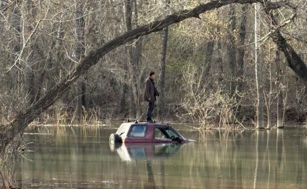 Мужчина за рулём авто угодил в реку в Семее